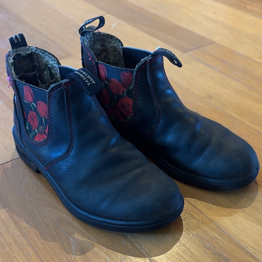 Kids Blundstone black with red rose elastic. Size 2